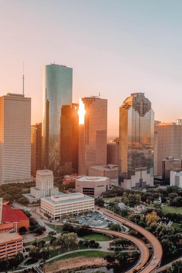 Modern Urban Oasis With Private Parking In Downtown Houston Apartment Exterior photo